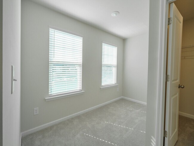 Building Photo - Very New 5 Bedroom 3 full baths in Steele Creek