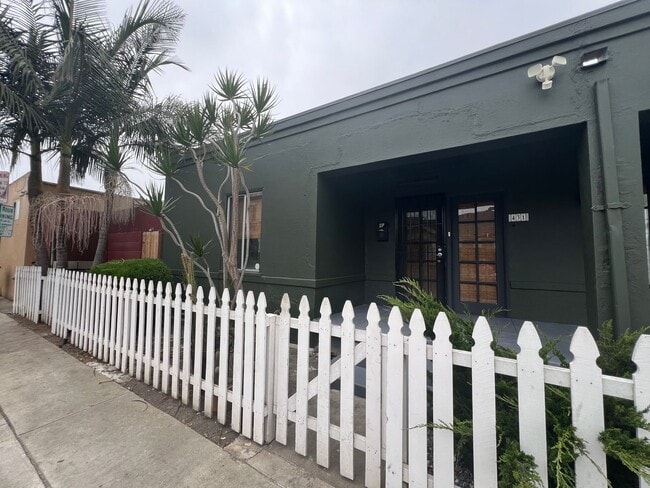 Building Photo - Retro Style Two Bedroom, Centrally Located