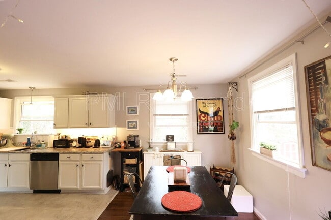 Building Photo - 3012 Elmbrook Rd