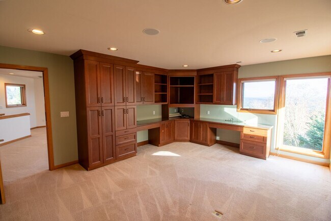 Building Photo - 4bd/4ba Bellevue Home