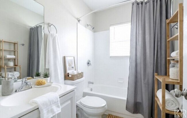 Building Photo - Premium 2 Bedroom Apartment in Atlanta's Upper Westside | First-Floor Home | Reduced Rent + First...