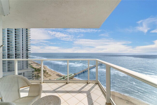 Building Photo - 16485 Collins Ave