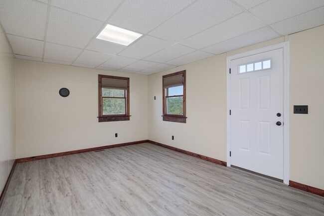 Building Photo - 20 Mutton Hill Rd