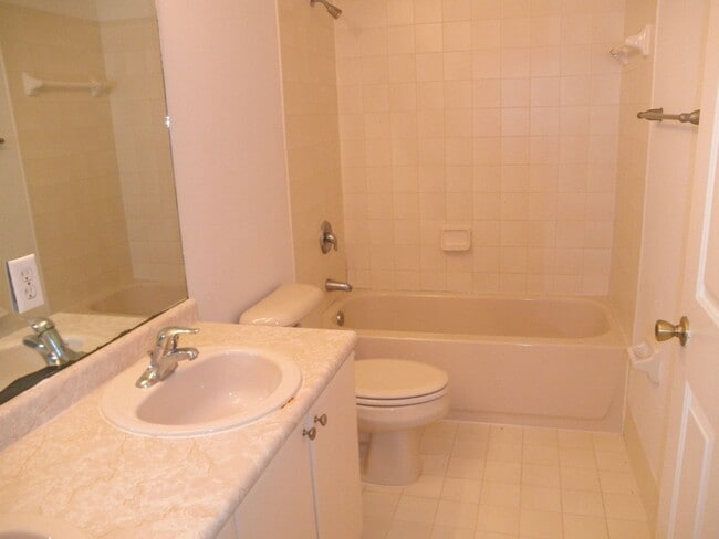 Building Photo - Shoma Townhomes