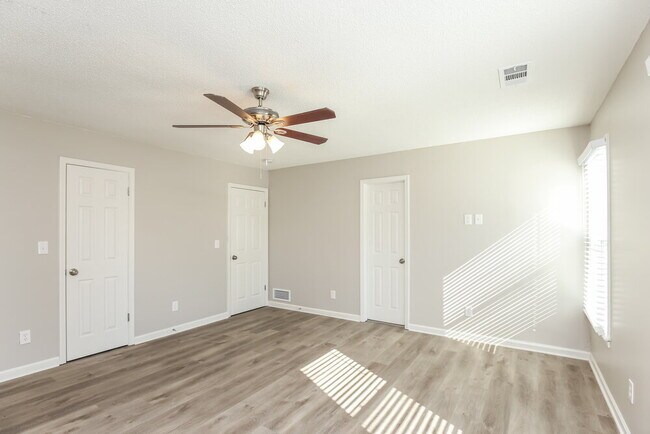 Building Photo - 340 Wayside Dr