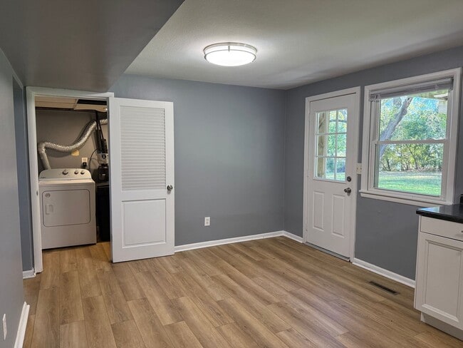 Building Photo - 6040 Hemlock Ln N