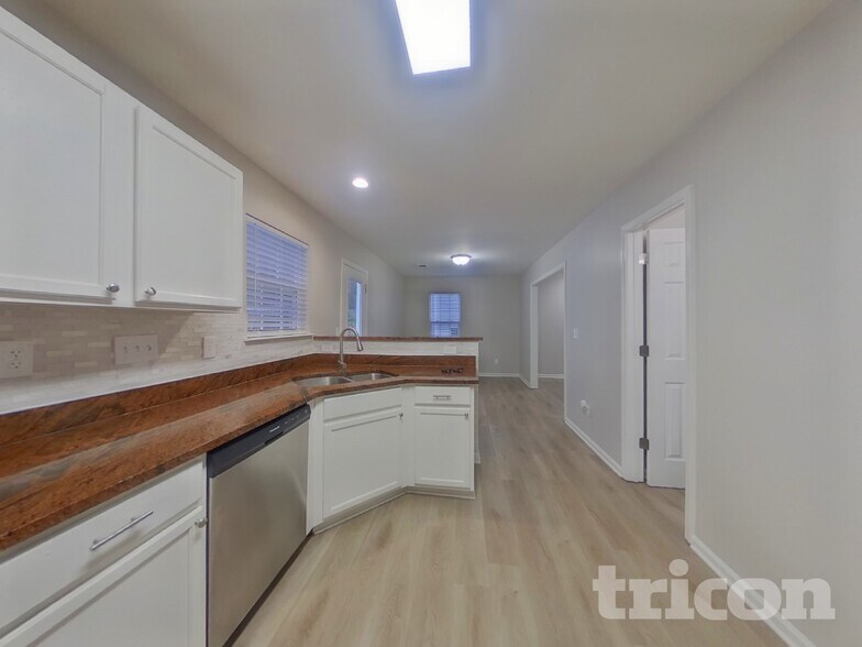 Building Photo - 5850 Brookfield Pointe Dr