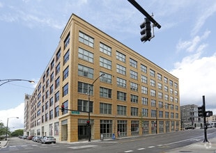 Building Photo - Letterman Chicago