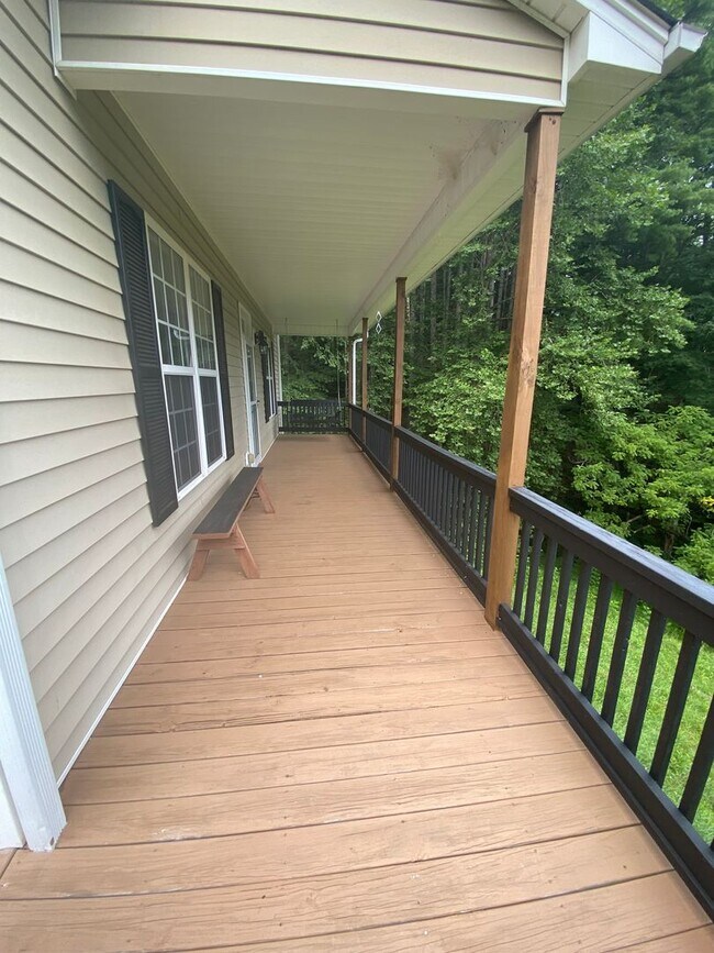 Building Photo - Beautiful 3/3 home in Caney Fork area.