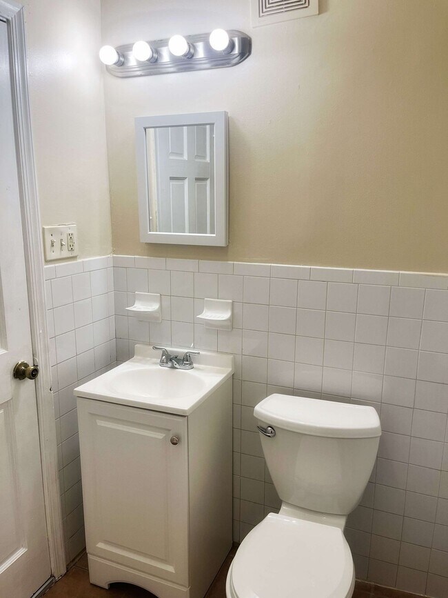 Building Photo - Move in Special! 2 Bed 1 Bath SE DC