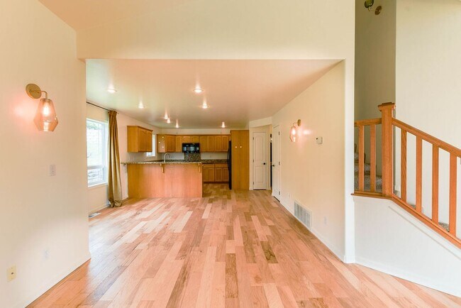 Building Photo - Beautiful 3 bed/2.5 bath single family hom...