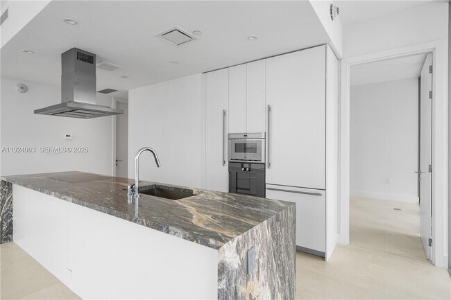 Building Photo - 700 NE 26th Terrace