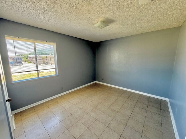 Building Photo - Cozy 2 bed 1 bath duplex!!