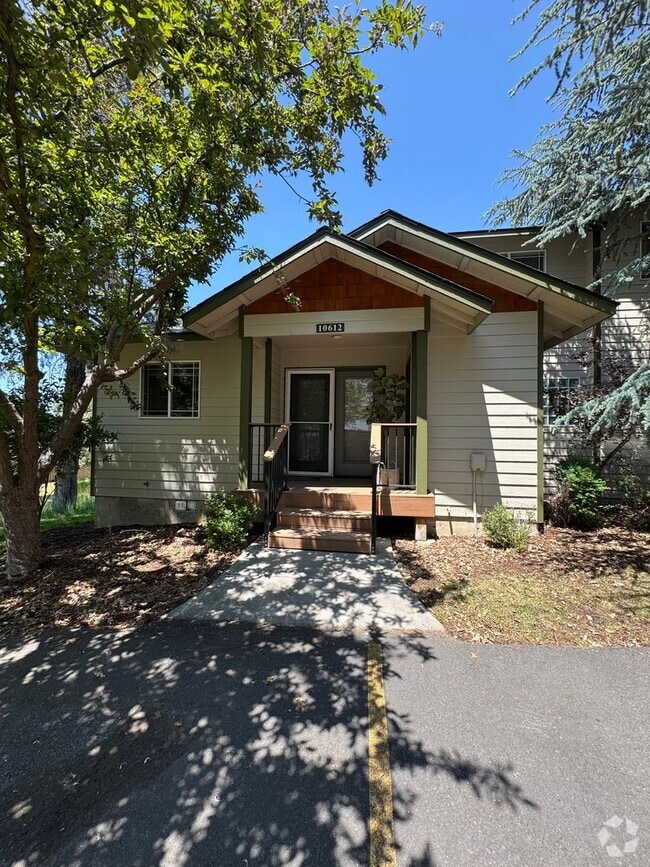 Building Photo - 3 Bed 2.5 Bath Town Home in Running Y - Ac...