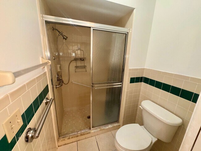 Building Photo - 3 bedroom 2 bath home with solar panels, workshop, large backyard and Florida Room!