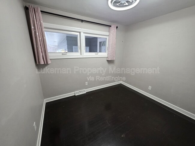 Building Photo - 140 Parkridge Dr