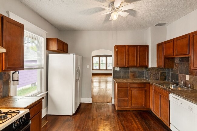 Building Photo - Available now!  517 S. 35th St.  4 Bedroom, 2 Bath Great Midtown location, 1 car garage.