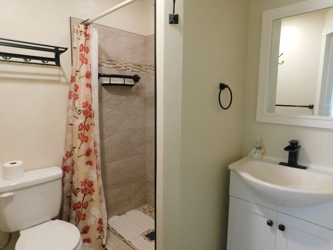 Building Photo - Charming 3 Bed 2 Bath House