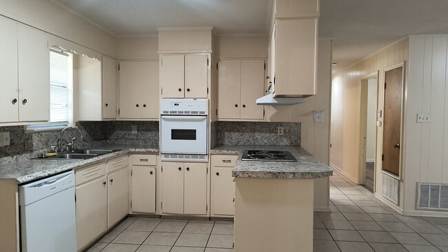 Building Photo - 7211 Rustic Cir