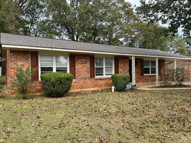 Building Photo - Check out this 3- Bedroom Prattville Cutie !!