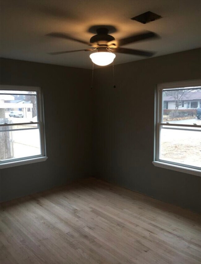 Building Photo - 1231 Westlawn Dr