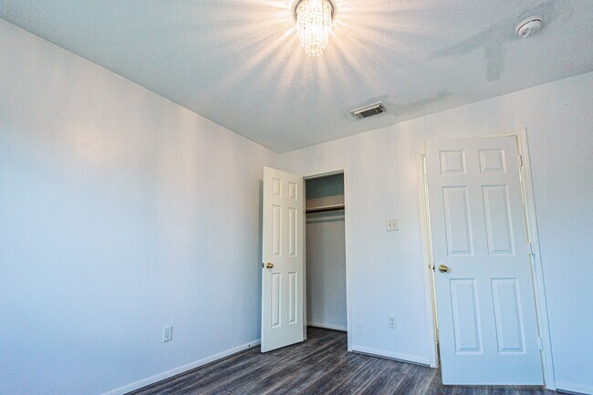 Building Photo - 19334 Strathmore Pl Ln