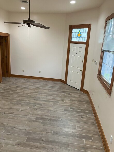 Large living room - 2039 Valence St