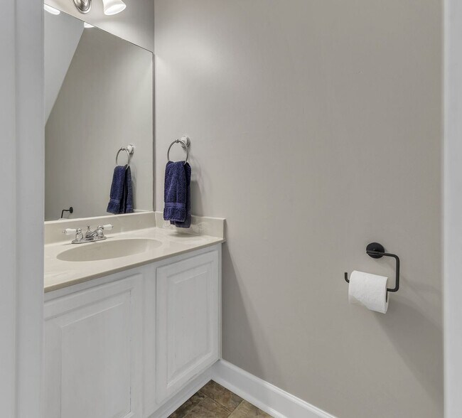 Building Photo - Amazing 2BE/2.5BA duplex in the heart of Belmont & Hillsboro Village!