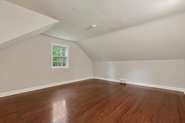 Building Photo - 6 Bedroom/3 Bathroom Available in Wayne!