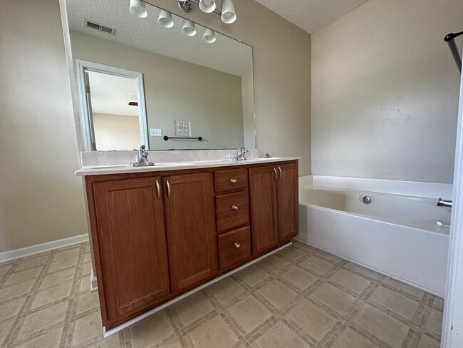 Building Photo - 408 Southbridge Dr