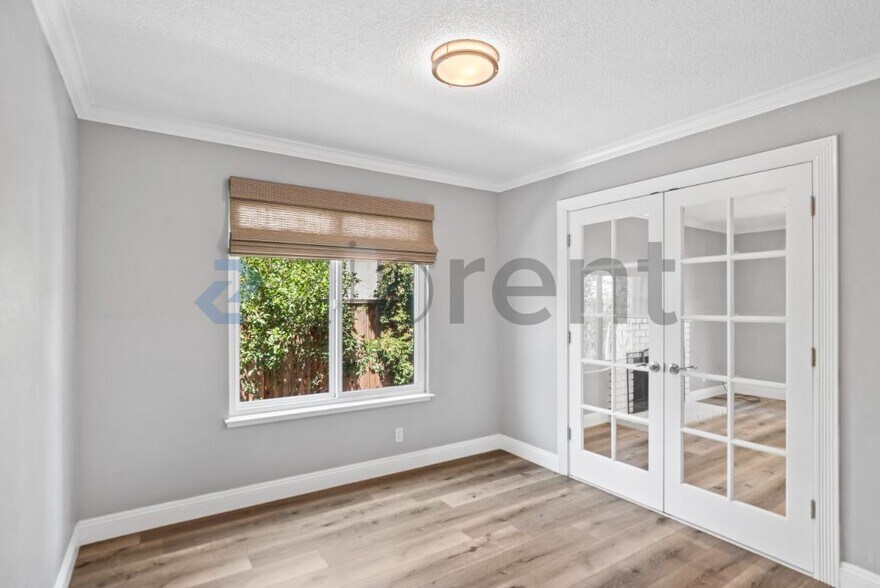 Building Photo - Unit