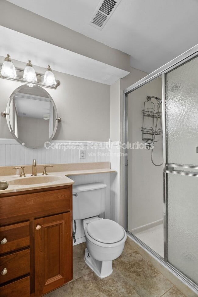 Building Photo - 12464 Glengate Dr