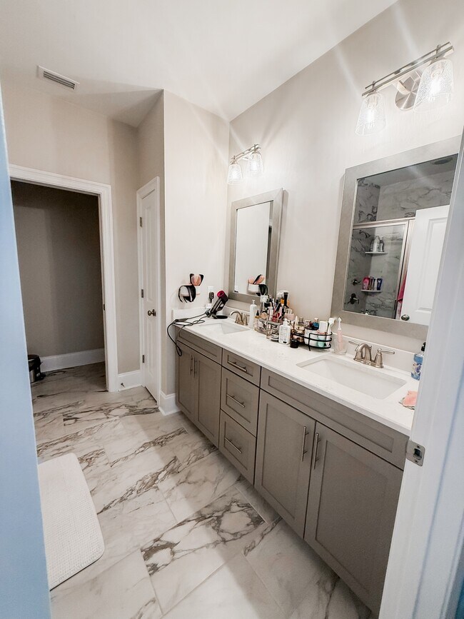 Building Photo - 5742 Vlg Rdg Ln