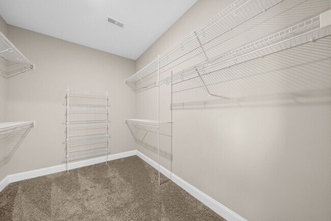 Building Photo - Luxury Meets Comfort: 5-Bed Beauty with Ch...