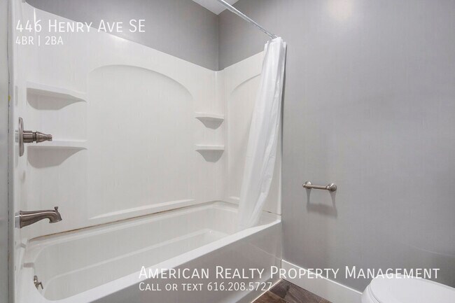 Building Photo - 446 Henry Ave SE