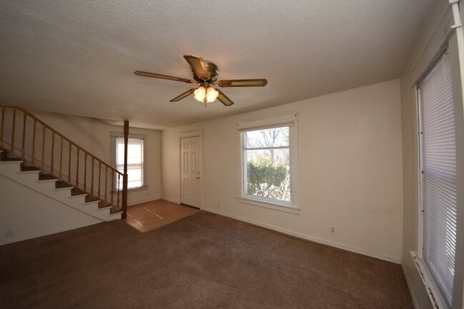 Building Photo - Spacious 2 bedroom, 1 bath home in highly ...
