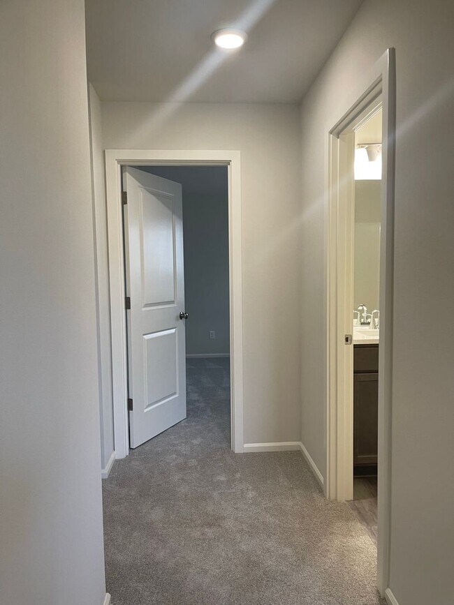 Building Photo - 4 bedrooms + BONUS ROOM And 2.5 baths Tumw...