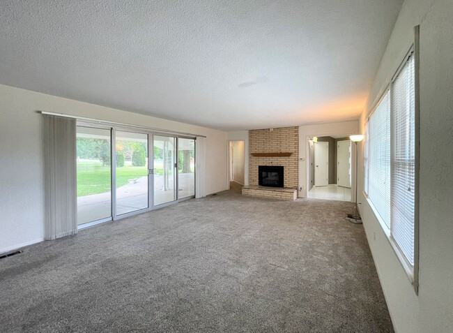 Building Photo - Spacious 2-Bed 1-Bath House