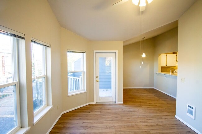 Building Photo - Top Floor 2/2 w/Condo Finishes + Vaulted Ceilings!!