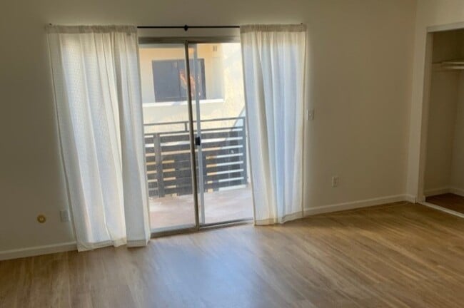 Building Photo - 11610 Moorpark St