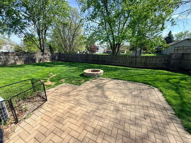 Building Photo - 2338 Woodview Ln