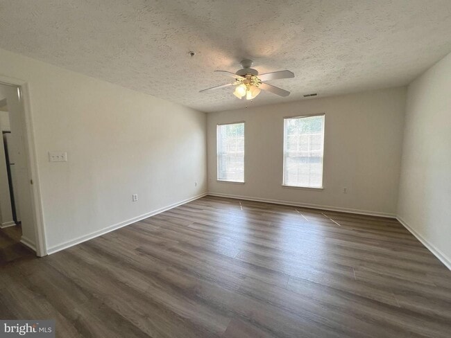 Building Photo - Gorgeous light filled 2 bedroom 2 bath con...
