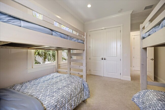 Building Photo - Furnished, Yearly 4bd Home on Siesta Key