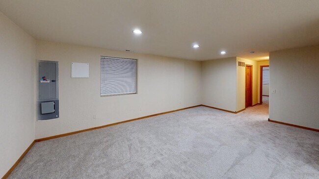 Building Photo - Spacious 4-Bed, 3-Bath Family Home with Fenced Yard and Attached Garage