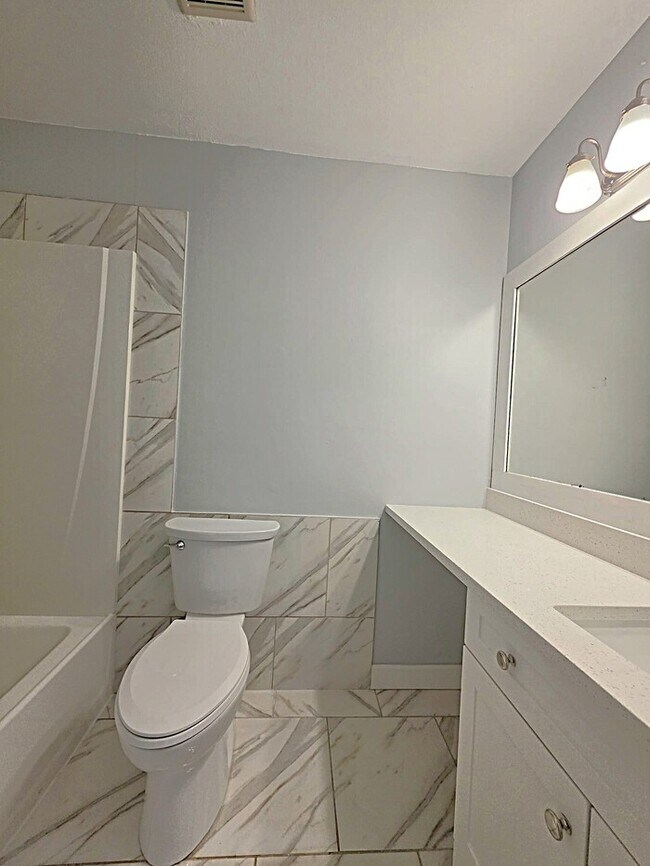 Building Photo - 2925 Winkler Ave