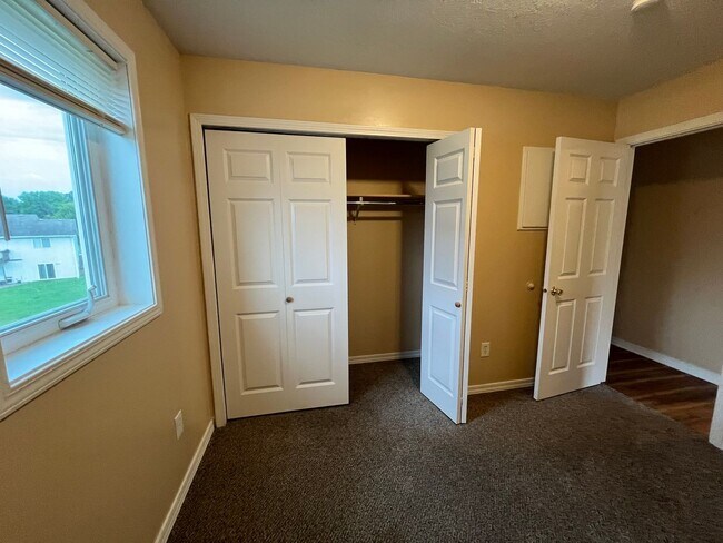 Building Photo - 896 Wescott Square