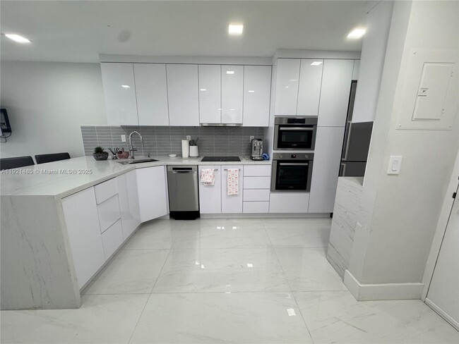 Primary Photo - 2899 Collins Ave