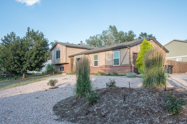 Building Photo - Charming 3-Bedroom Home with Stunning Pike...