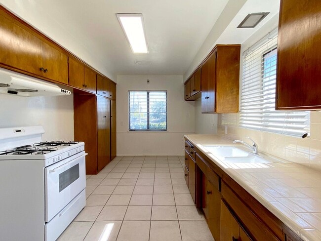 Building Photo - 215 S Baldwin Ave