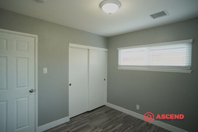 Building Photo - 3-Bedroom Home In East Bakersfield!